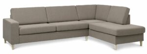 Pan set 3 OE right sofa med chaiselong - antelope beige polyester stof og natur træ - Nicehome.dk
