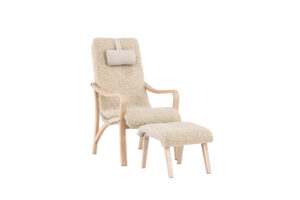 VENTURE DESIGN Fårö lænestol m. fodskammel og nakkepude - brun polyester og krydsfinér - Nicehome.dk