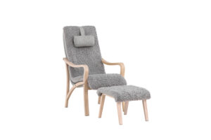 VENTURE DESIGN Fårö lænestol m. fodskammel og nakkepude - lysegrå polyester og egefinér - Nicehome.dk